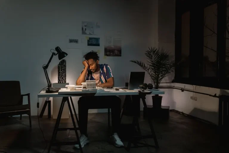 Burnout digital qué es, cuáles son sus causas y cómo prevenirlo